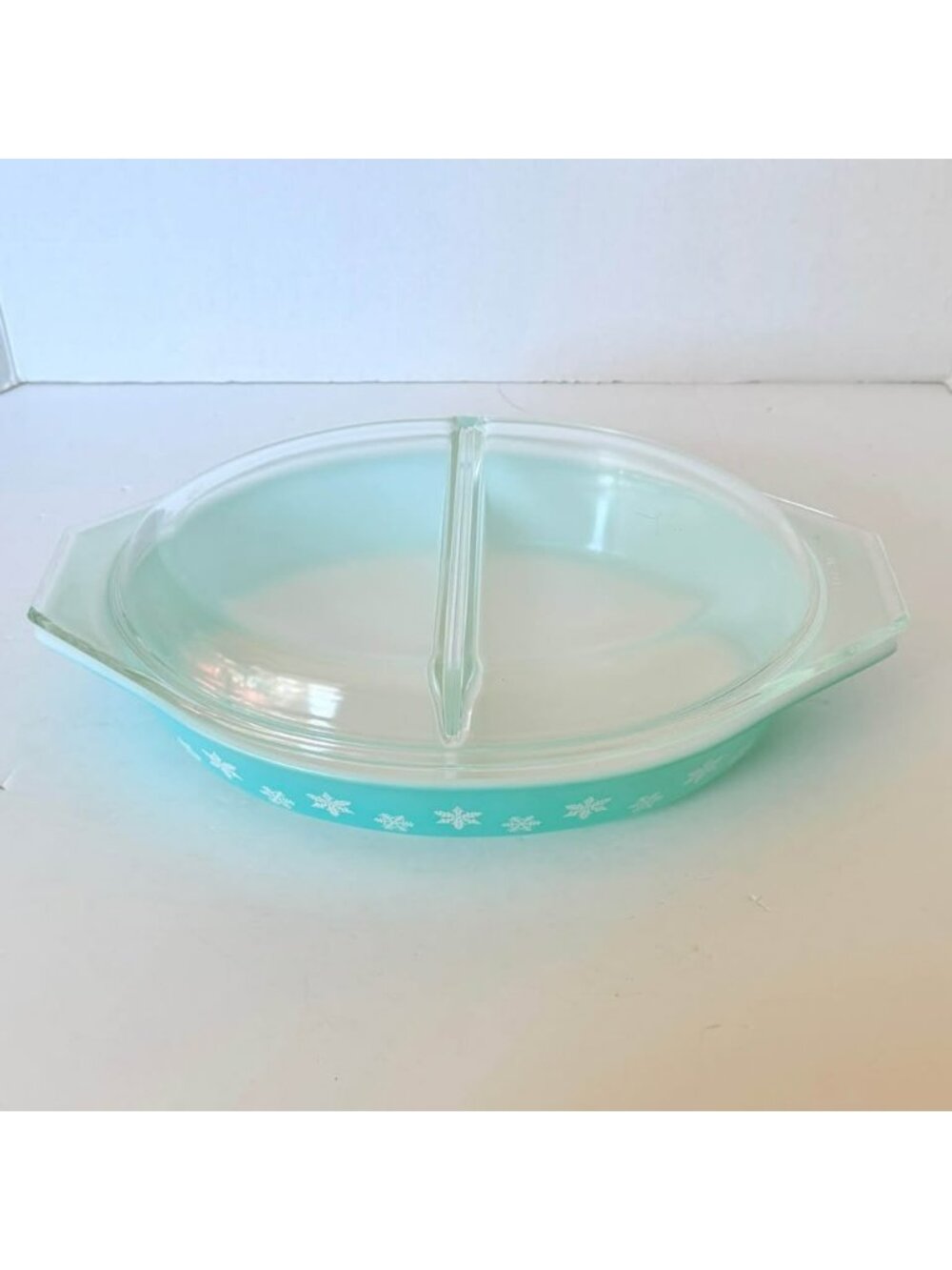 vintage Pyrex Snowflake Dish with Lid Excellent condition